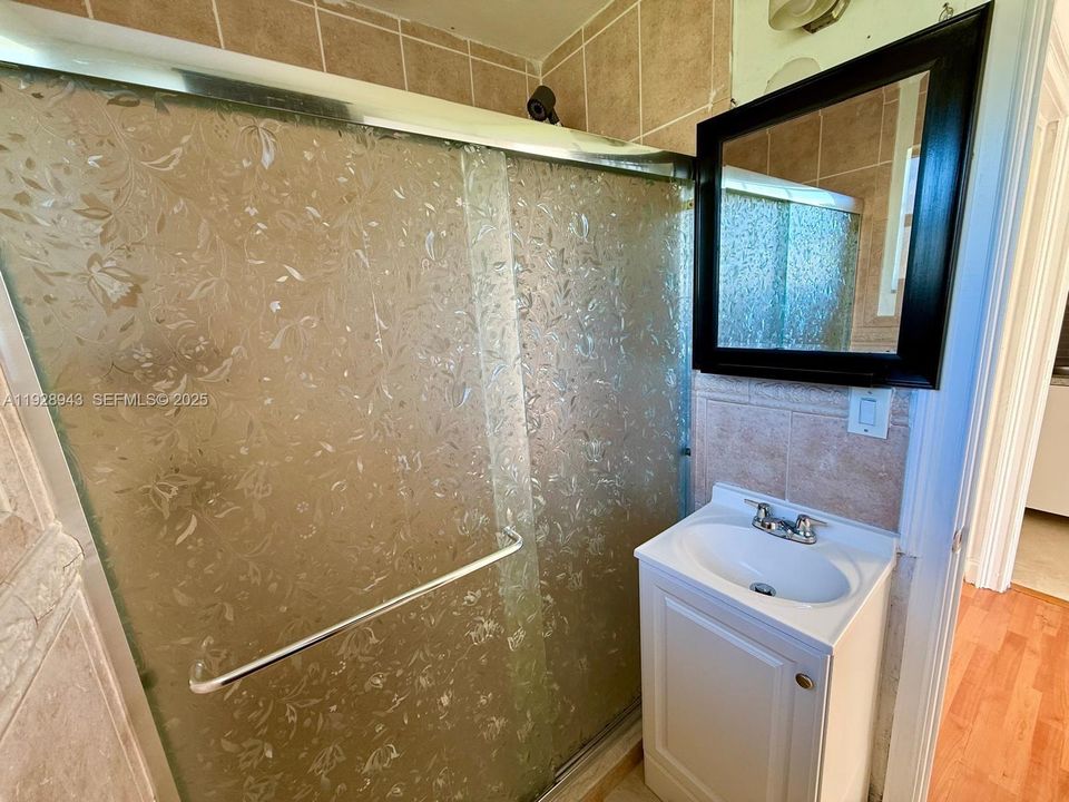 For Rent: $1,800 (1 beds, 1 baths, 450 Square Feet)