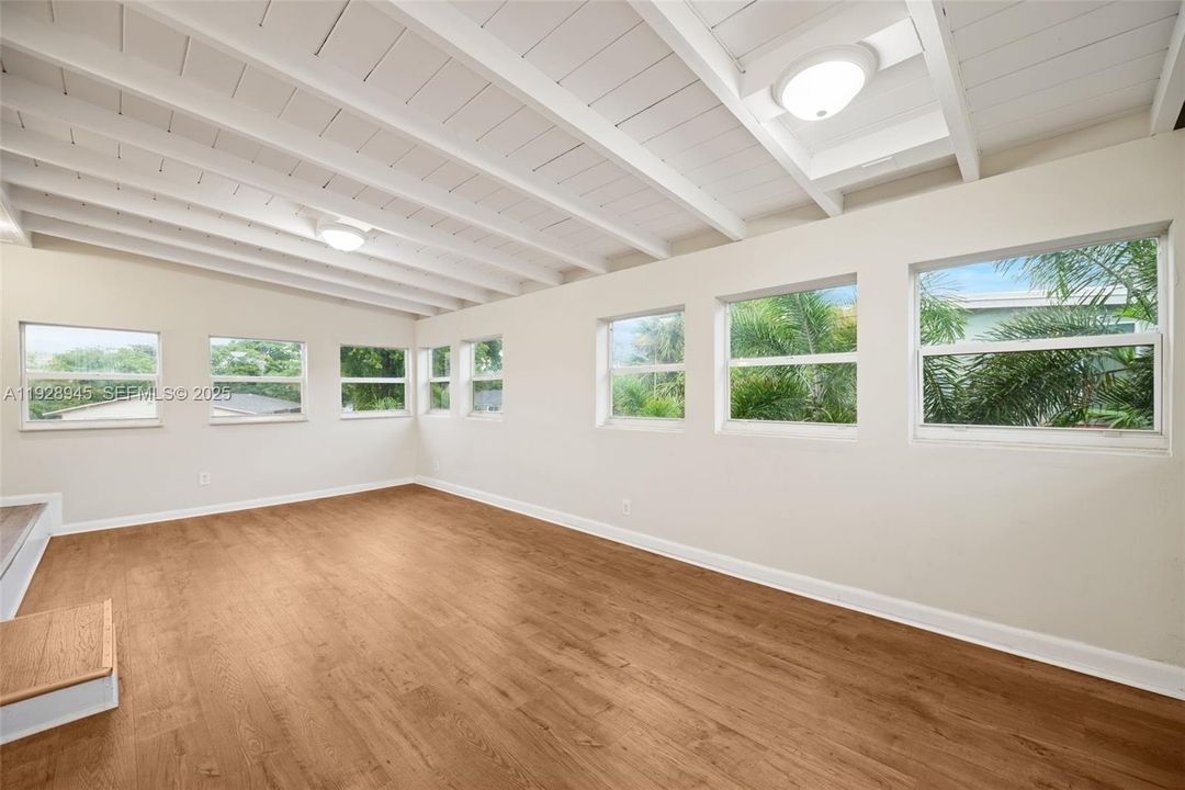 出租: $2,400 (2 贝兹, 1 浴室, 2165 平方英尺)