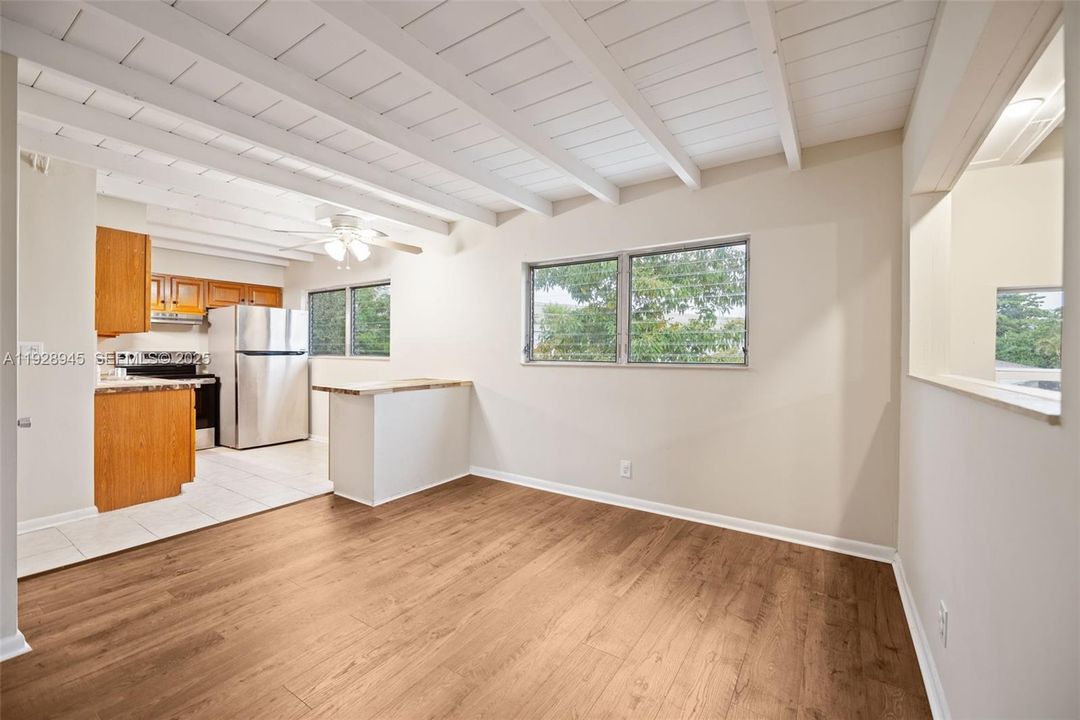 出租: $2,400 (2 贝兹, 1 浴室, 2165 平方英尺)