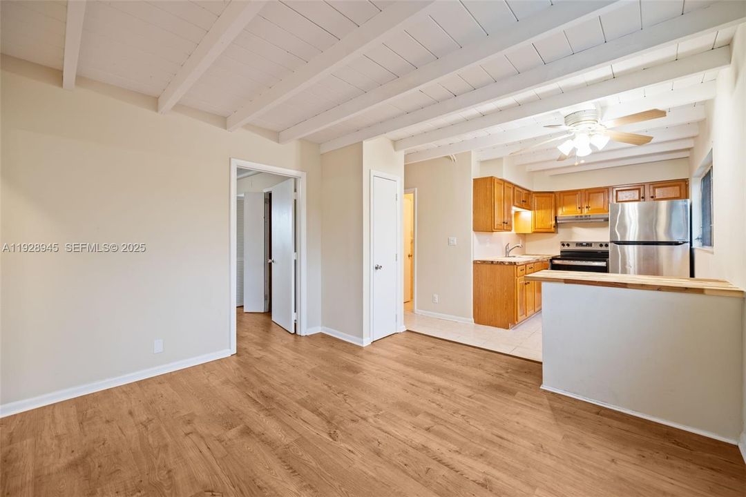 出租: $2,400 (2 贝兹, 1 浴室, 2165 平方英尺)