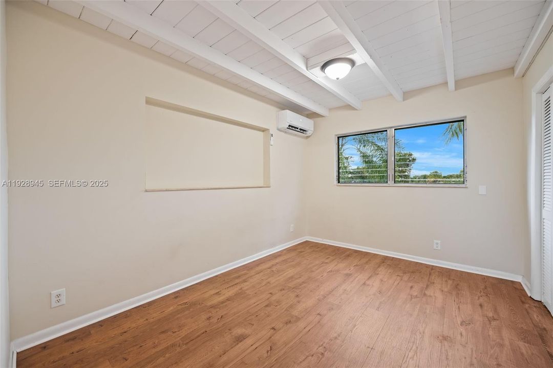 出租: $2,400 (2 贝兹, 1 浴室, 2165 平方英尺)