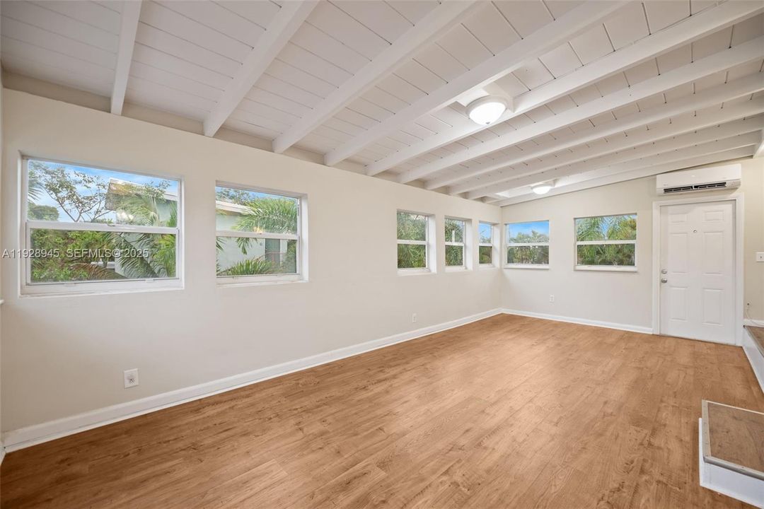 出租: $2,400 (2 贝兹, 1 浴室, 2165 平方英尺)