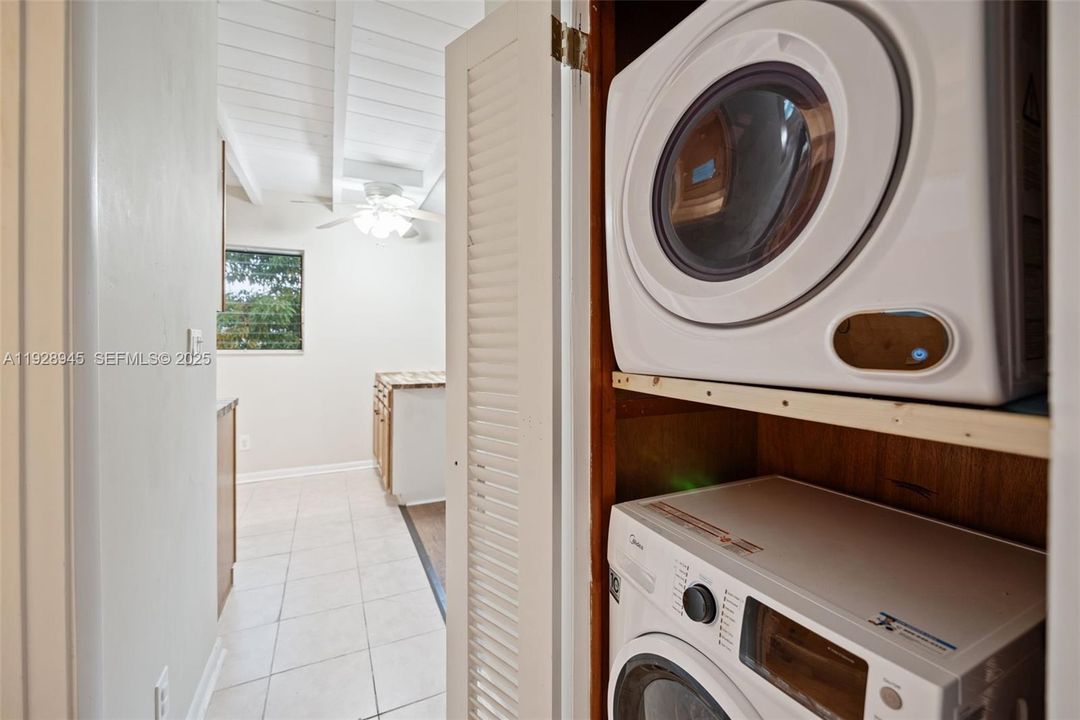 出租: $2,400 (2 贝兹, 1 浴室, 2165 平方英尺)