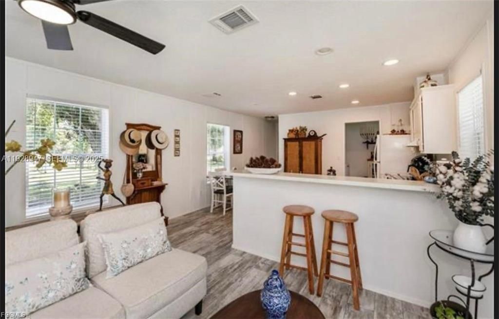 На продажу: $215,000 (2 спален, 2 ванн, 0 Квадратных фут)