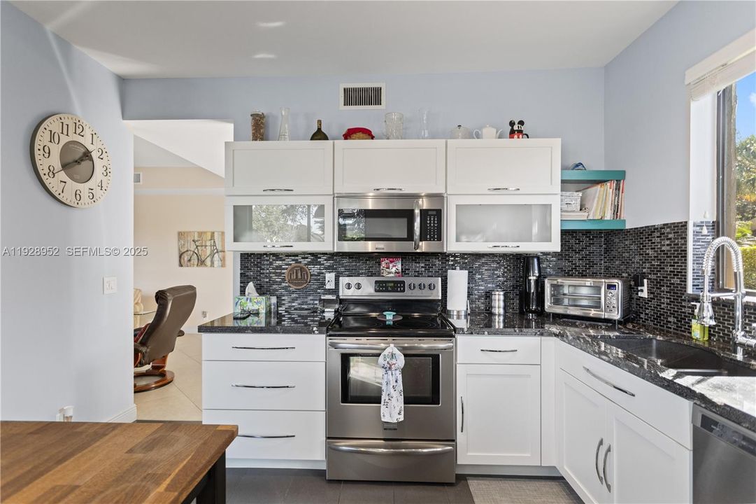 For Sale: $399,900 (2 beds, 2 baths, 1380 Square Feet)