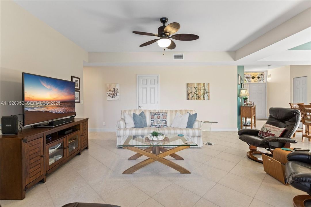 For Sale: $399,900 (2 beds, 2 baths, 1380 Square Feet)