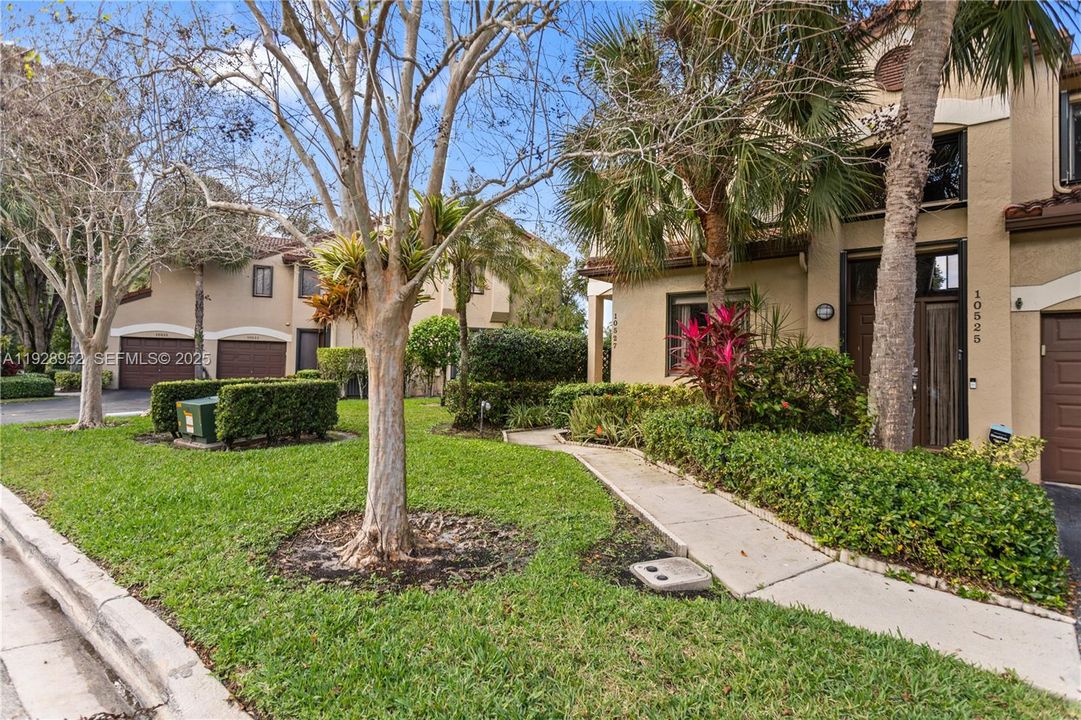 For Sale: $399,900 (2 beds, 2 baths, 1380 Square Feet)