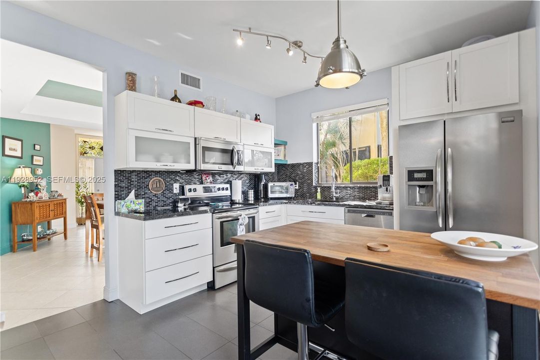 For Sale: $399,900 (2 beds, 2 baths, 1380 Square Feet)