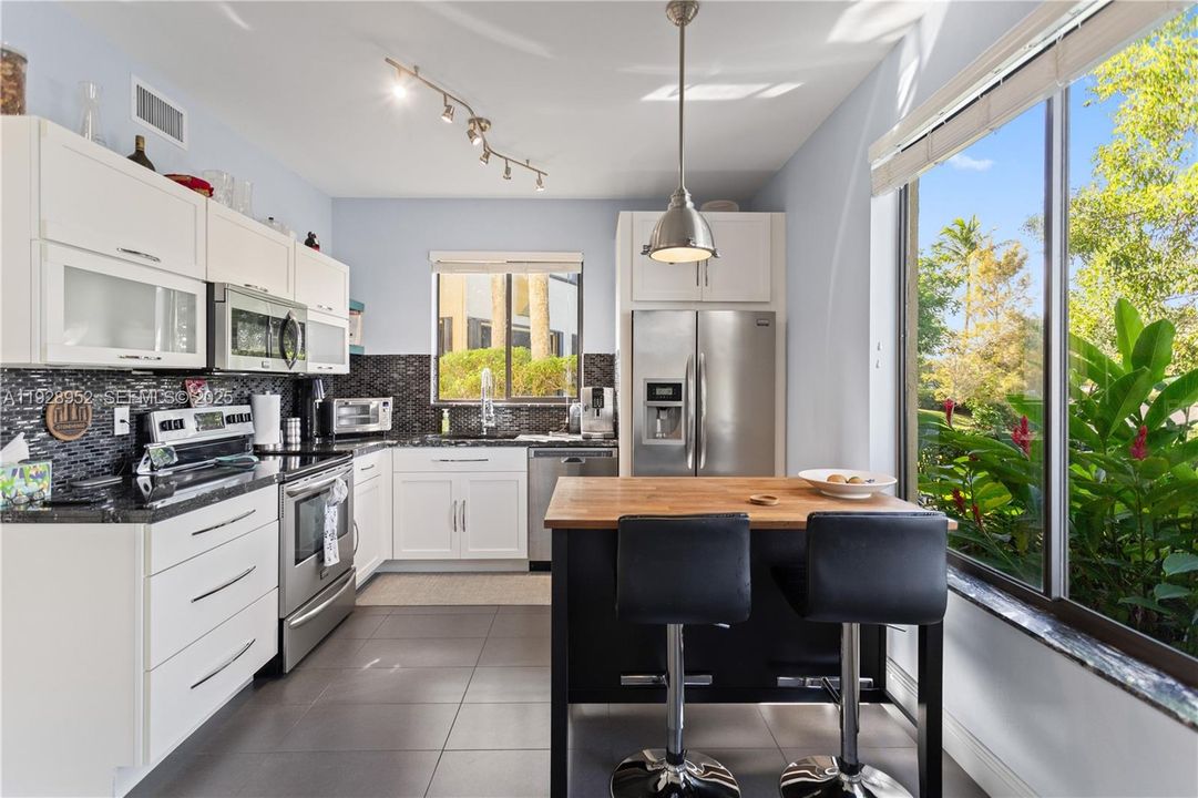 For Sale: $399,900 (2 beds, 2 baths, 1380 Square Feet)