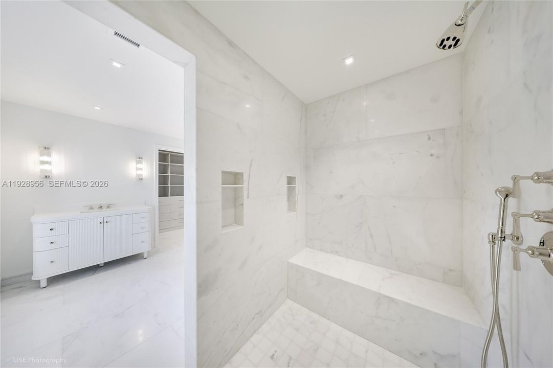 For Rent: $50,000 (5 beds, 5 baths, 5717 Square Feet)