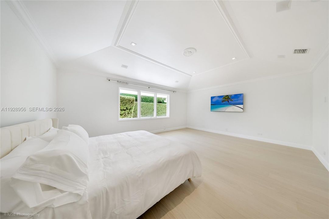 For Rent: $50,000 (5 beds, 5 baths, 5717 Square Feet)