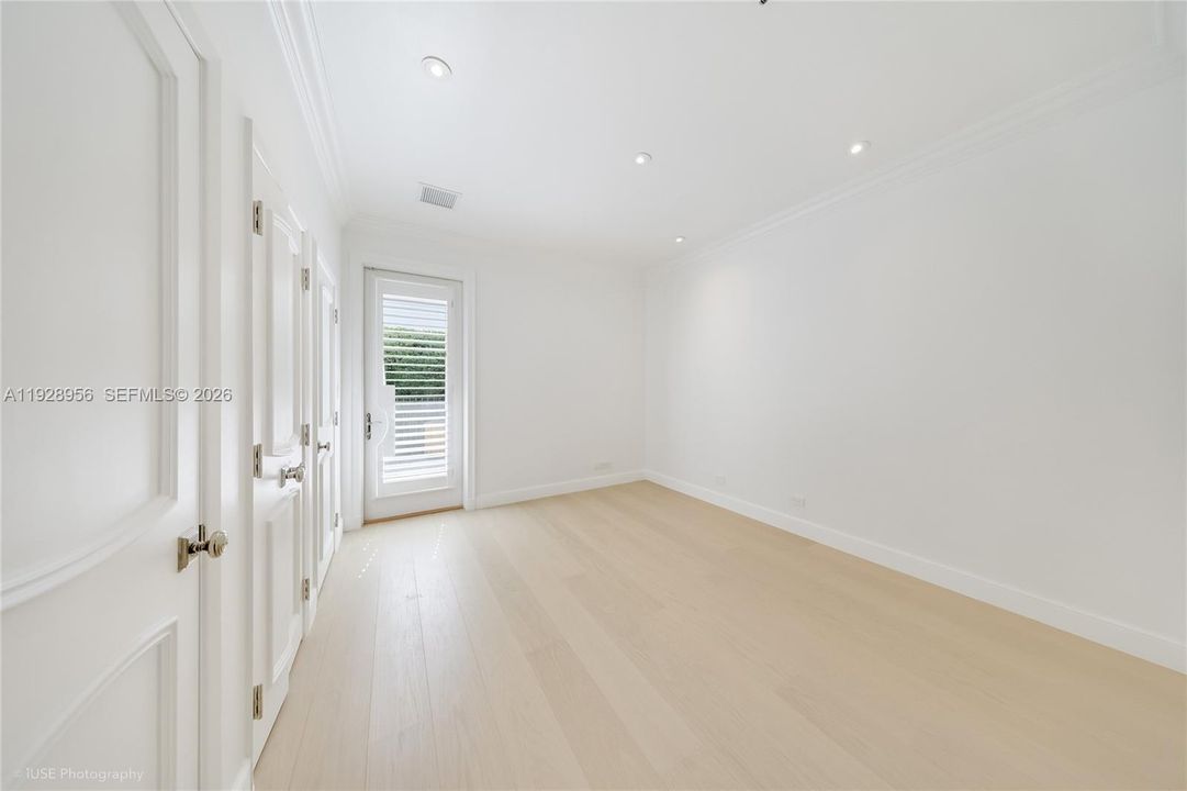 For Rent: $50,000 (5 beds, 5 baths, 5717 Square Feet)