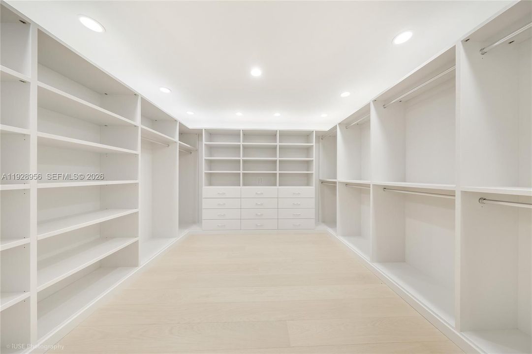 For Rent: $50,000 (5 beds, 5 baths, 5717 Square Feet)