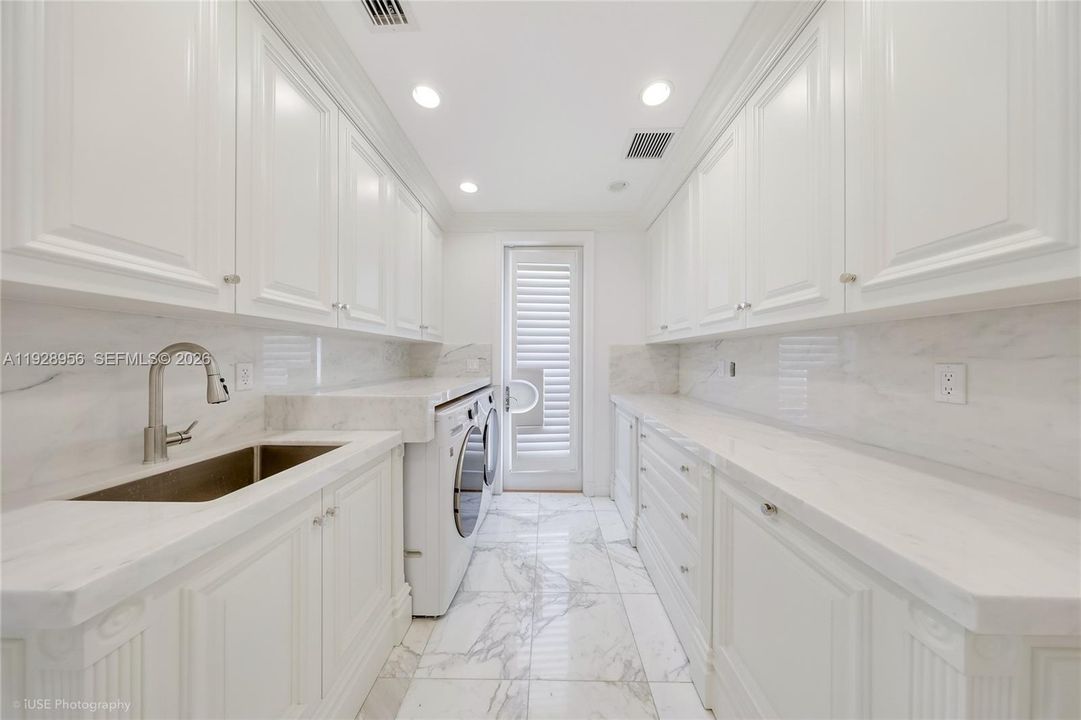 For Rent: $50,000 (5 beds, 5 baths, 5717 Square Feet)