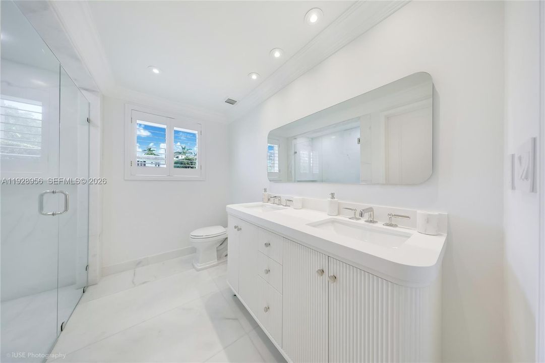For Rent: $50,000 (5 beds, 5 baths, 5717 Square Feet)