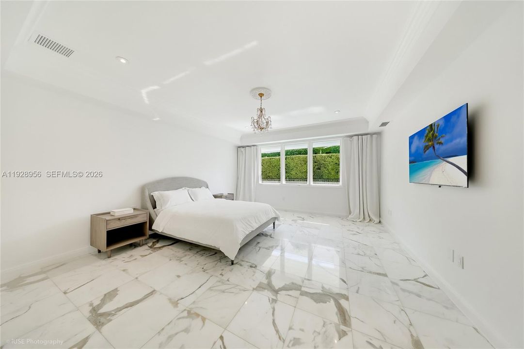 For Rent: $50,000 (5 beds, 5 baths, 5717 Square Feet)