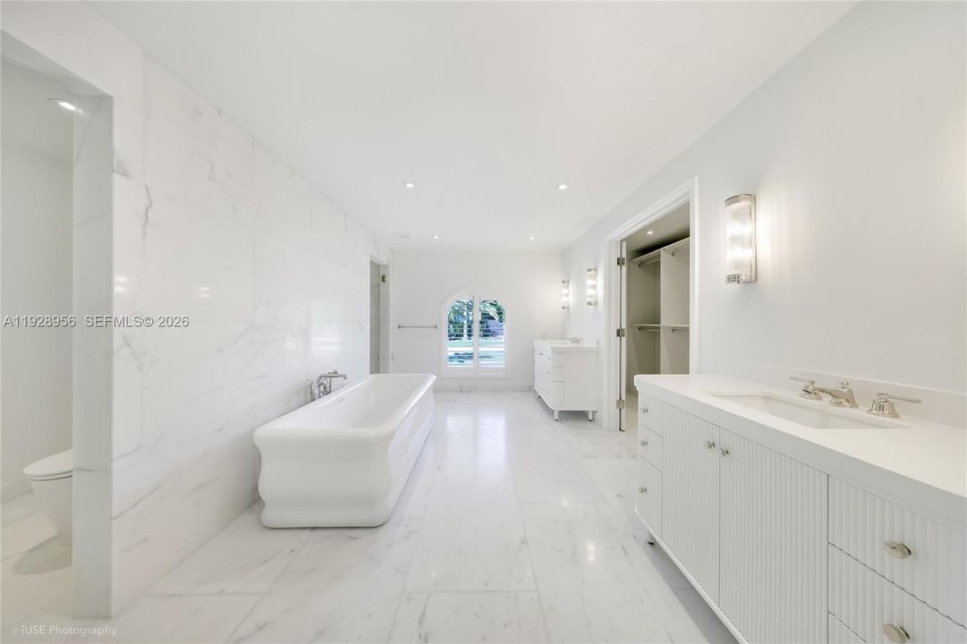 For Rent: $50,000 (5 beds, 5 baths, 5717 Square Feet)