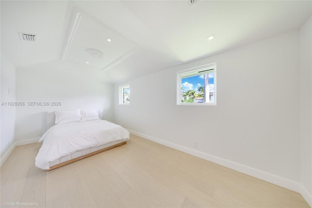 For Rent: $50,000 (5 beds, 5 baths, 5717 Square Feet)