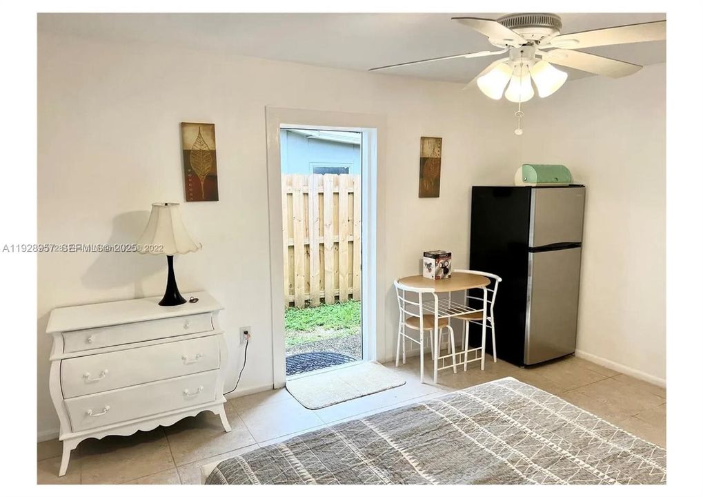 For Rent: $1,300 (1 beds, 1 baths, 1537 Square Feet)