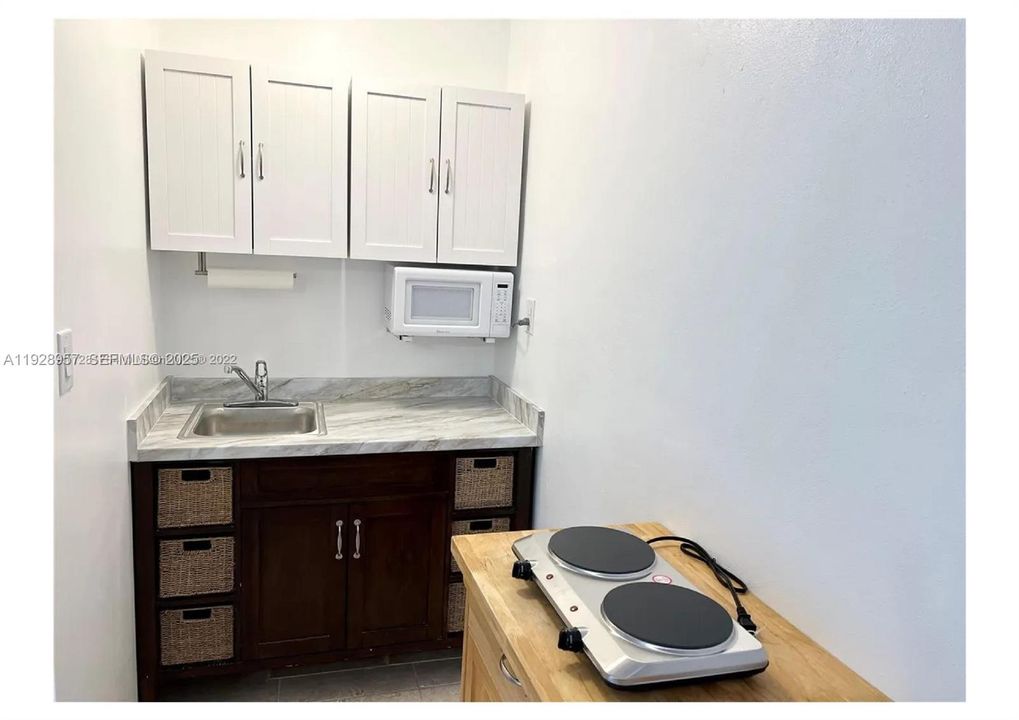 For Rent: $1,300 (1 beds, 1 baths, 1537 Square Feet)