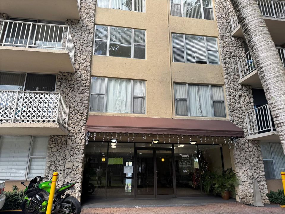 For Rent: $1,750 (1 beds, 1 baths, 673 Square Feet)