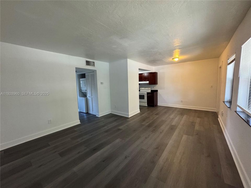For Rent: $1,999 (2 beds, 1 baths, 900 Square Feet)