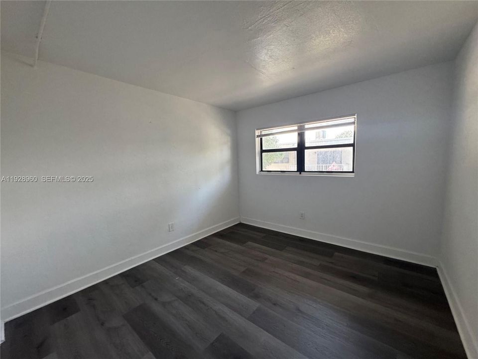 For Rent: $1,999 (2 beds, 1 baths, 900 Square Feet)