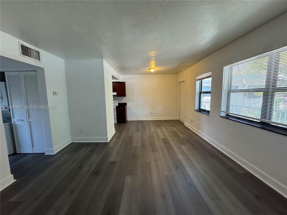For Rent: $1,999 (2 beds, 1 baths, 900 Square Feet)