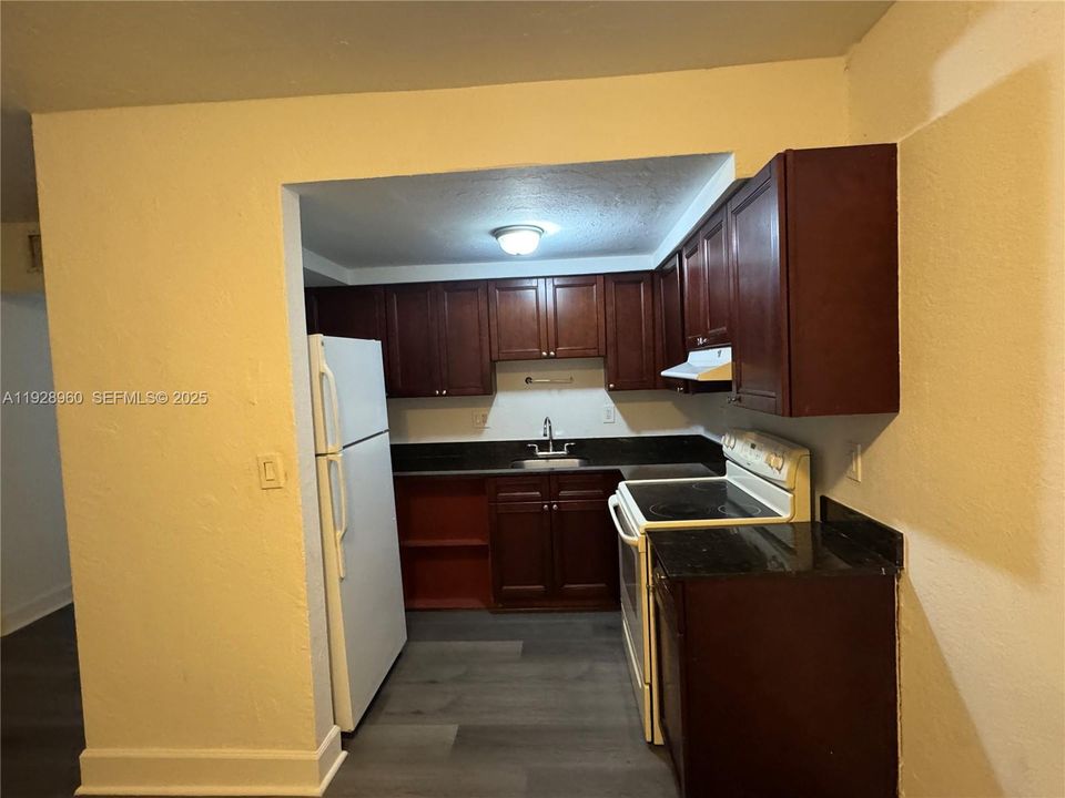 For Rent: $1,999 (2 beds, 1 baths, 900 Square Feet)