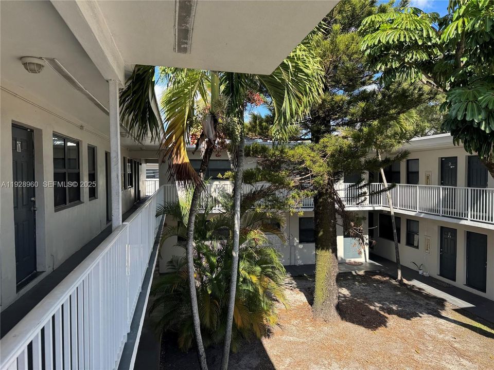 For Rent: $1,999 (2 beds, 1 baths, 900 Square Feet)