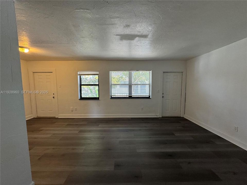 For Rent: $1,999 (2 beds, 1 baths, 900 Square Feet)