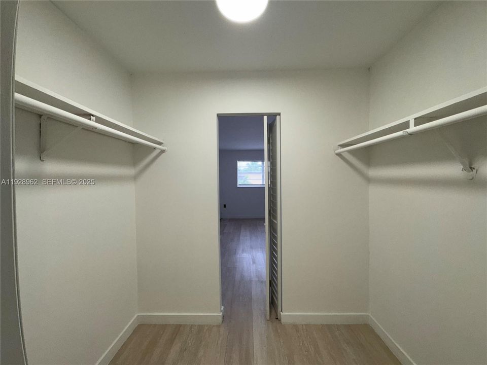 For Rent: $1,999 (2 beds, 1 baths, 900 Square Feet)