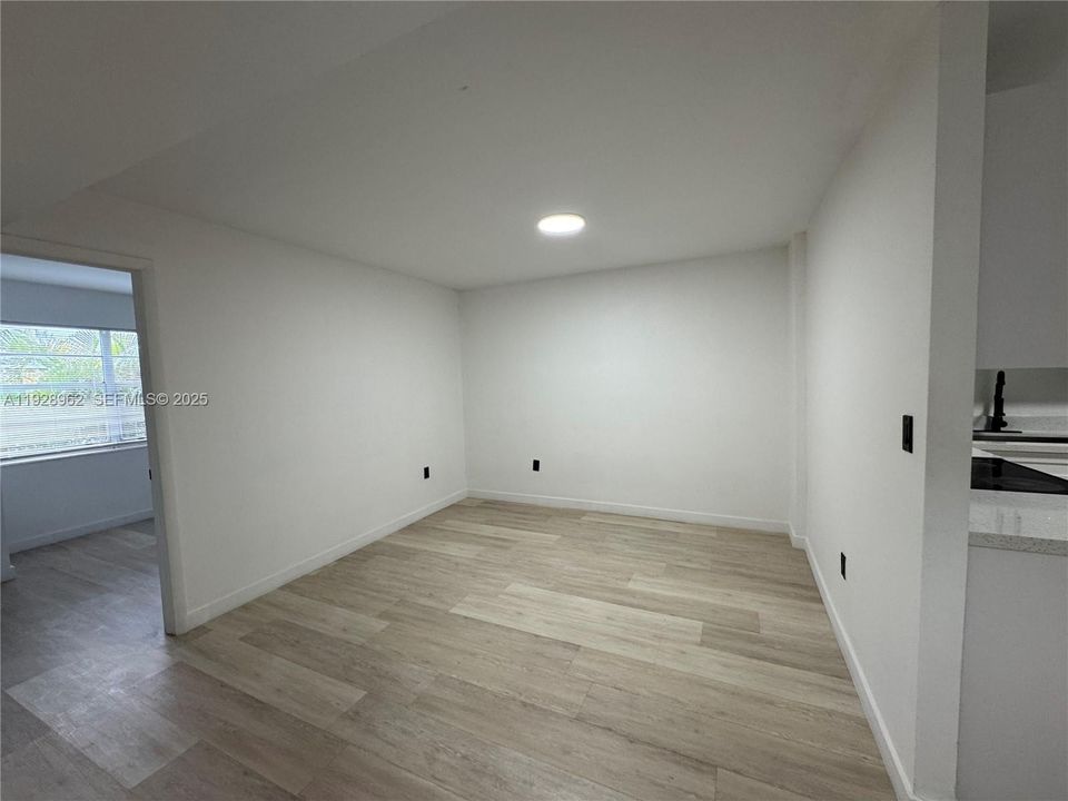 For Rent: $1,999 (2 beds, 1 baths, 900 Square Feet)