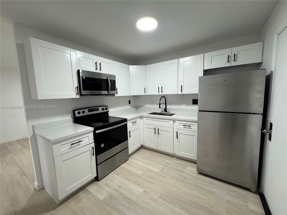 For Rent: $1,999 (2 beds, 1 baths, 900 Square Feet)