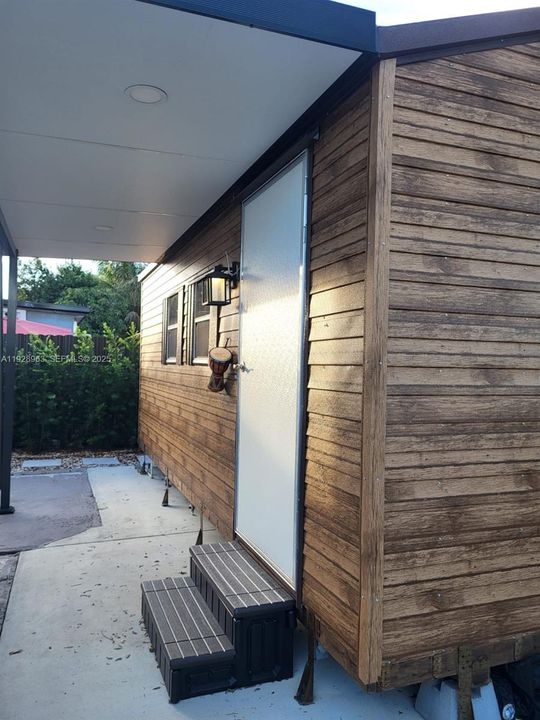 For Rent: $1,300 (1 beds, 1 baths, 1044 Square Feet)