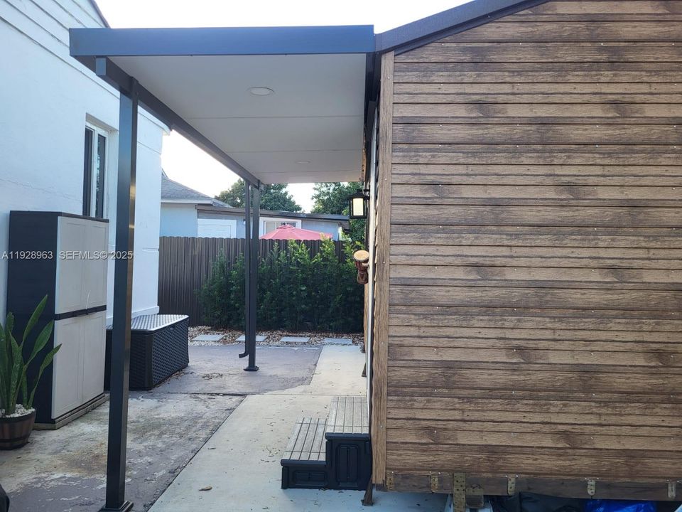 For Rent: $1,300 (1 beds, 1 baths, 1044 Square Feet)