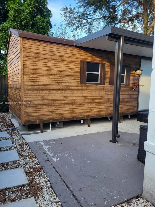 For Rent: $1,300 (1 beds, 1 baths, 1044 Square Feet)