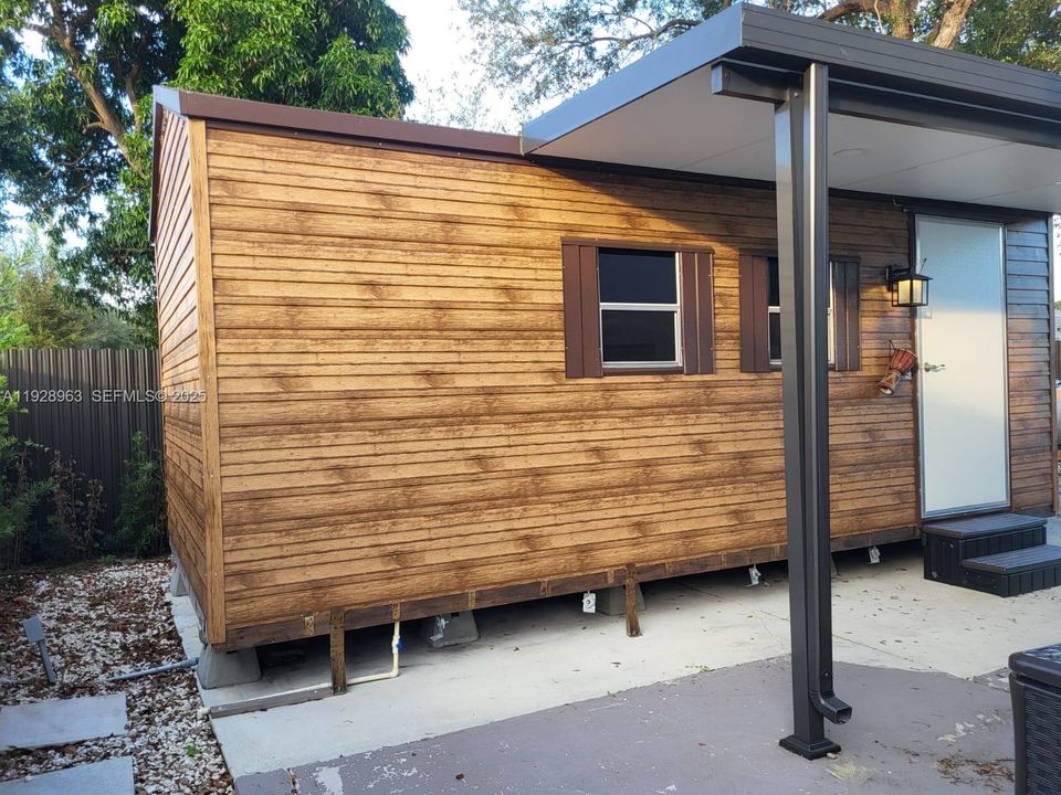 For Rent: $1,300 (1 beds, 1 baths, 1044 Square Feet)