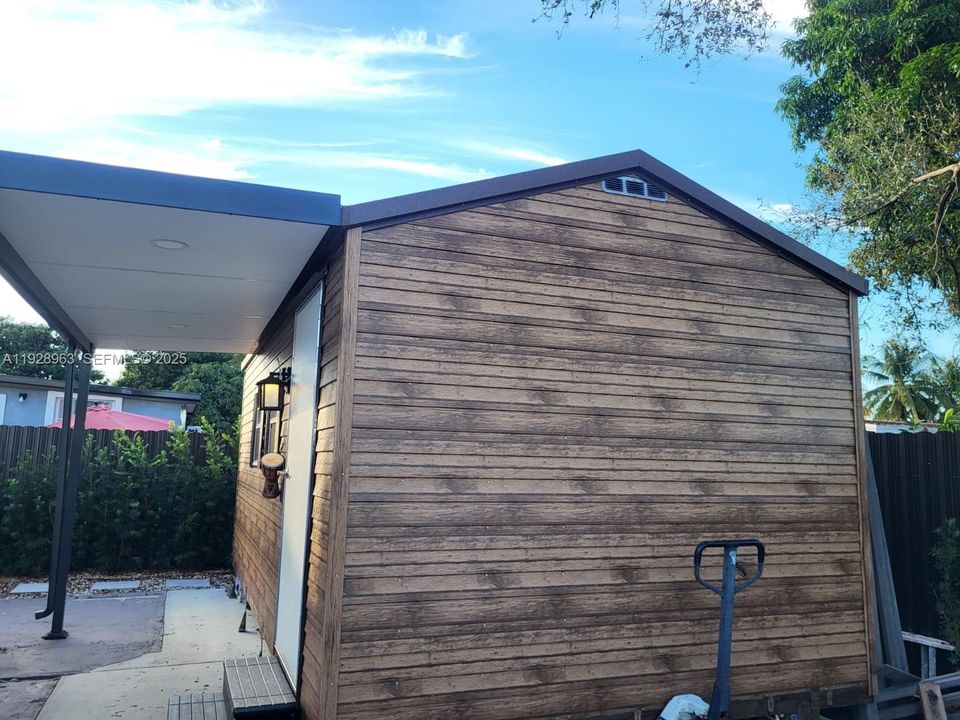 For Rent: $1,300 (1 beds, 1 baths, 1044 Square Feet)