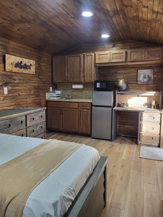 For Rent: $1,300 (1 beds, 1 baths, 1044 Square Feet)