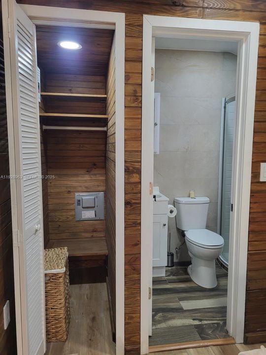 For Rent: $1,300 (1 beds, 1 baths, 1044 Square Feet)