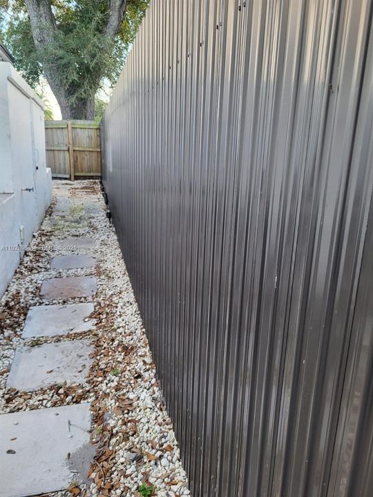 For Rent: $1,300 (1 beds, 1 baths, 1044 Square Feet)