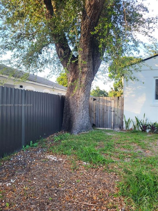 For Rent: $1,300 (1 beds, 1 baths, 1044 Square Feet)