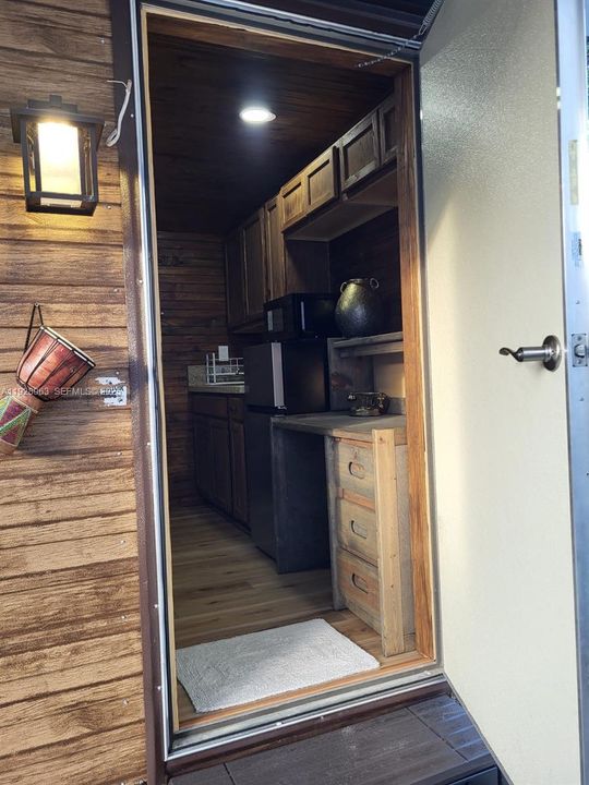 For Rent: $1,300 (1 beds, 1 baths, 1044 Square Feet)