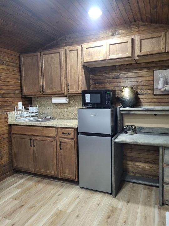 For Rent: $1,300 (1 beds, 1 baths, 1044 Square Feet)