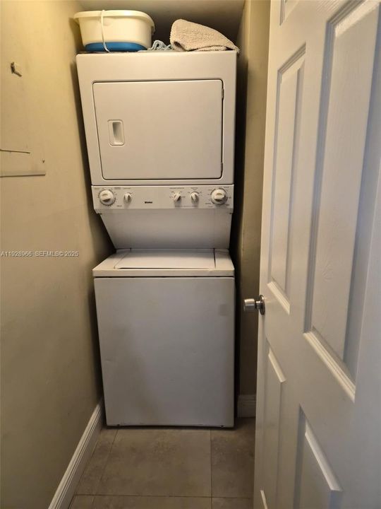 For Sale: $249,000 (2 beds, 2 baths, 937 Square Feet)