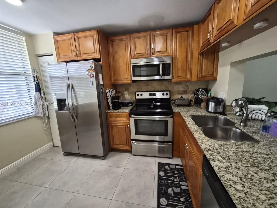 На продажу: $249,000 (2 спален, 2 ванн, 937 Квадратных фут)