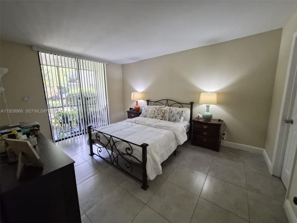 For Sale: $249,000 (2 beds, 2 baths, 937 Square Feet)