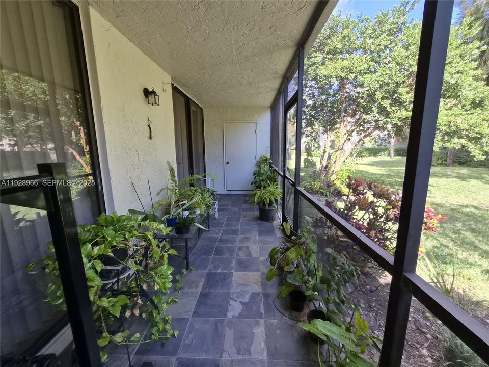 For Sale: $249,000 (2 beds, 2 baths, 937 Square Feet)