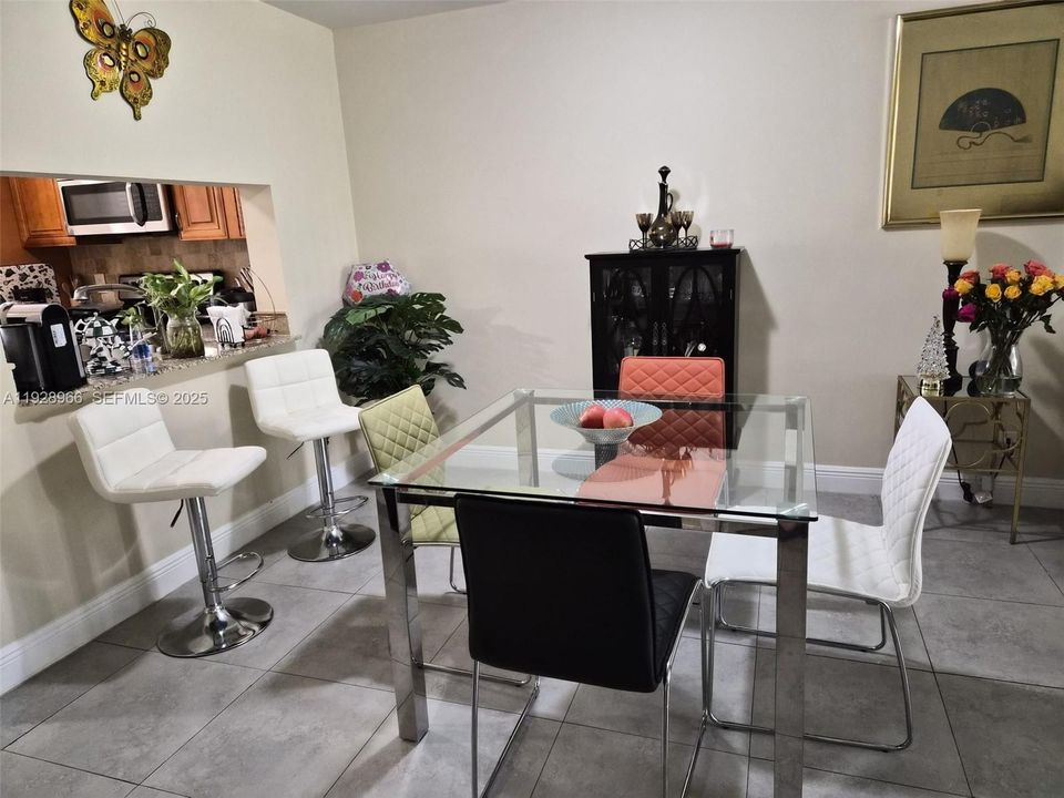 На продажу: $249,000 (2 спален, 2 ванн, 937 Квадратных фут)